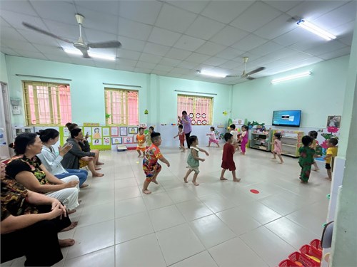 Lớp mầm 1 lên thao giảng về  phát triển nhận thức  với đề tài  bé chơi với các hình hình học  năm học 2024 - 2025
