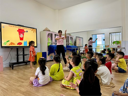 Lớp chồi 1 tiết thao giảng với đề tài  cùng bé phân loại rác 