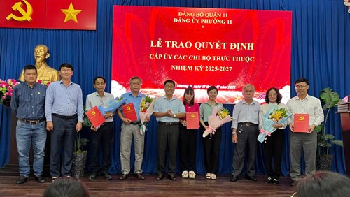 Lễ trao quyết định công nhận cấp ủy chi bộ trực thuộc đảng ủy phường 11 nhiệm kỳ 2025-2027