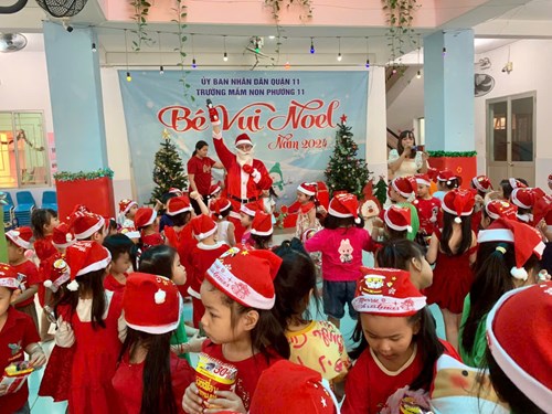Bé vui noel năm 2024