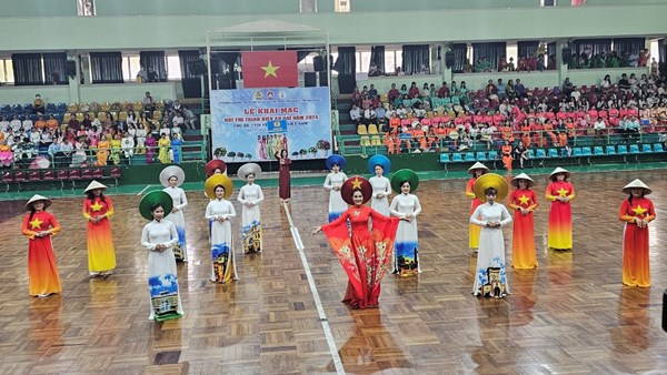 Tham gia Hội thi trình diễn áo dài Chủ đề  Tôi yêu áo dài Việt Nam 