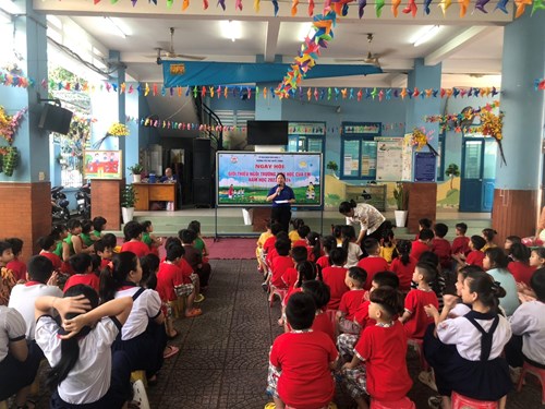 Các bé khối lớp Lá tham quan Trường Tiểu học Quyết Thắng.