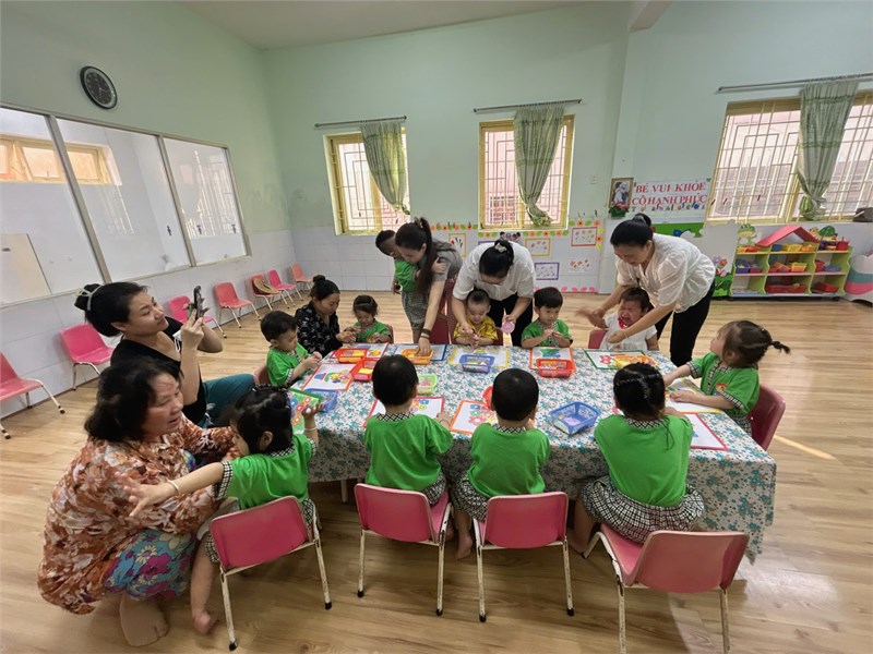 Thao giảng hoạt động tạo hình cho các bé về đề tài  vò giấy tạo nhụy hoa  năm học 2024 - 2025