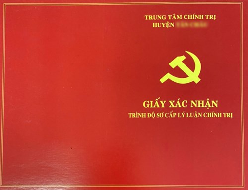 Viên chức hoàn thành lớp sơ cấp chính trị nhiệm kỳ 2020-2025