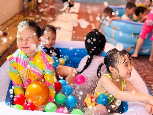 Ôi lai chơi với nước thich quá đi thôi
