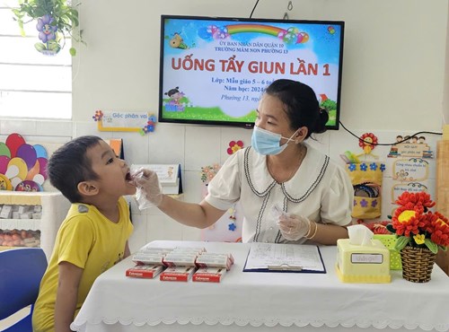 Tháng 10 năm 2024; An toàn sức khỏe, giáo viên cho trẻ uống thuốc tẩy giun.