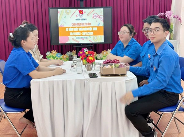 Đoàn phường 13 đến thăm và tặng quà mừng ngày 20/11 cho chi đoàn Mầm non phường 13.
