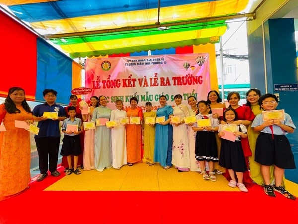 Lễ trao học bổng, khen thưởng cho Bé đạt thành tích trong học tập.