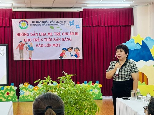 Ba mẹ cần chuẩn bị gì khi con vào lớp Một?
 Hiệu trưởng trường Mầm non P13 đã tổ chức buổi chuyên đề “Hướng dẫn cha mẹ chuẩn bị cho trẻ 5 tuổi sẵn sàng vào lớp Một”. Ngày 22/5/2024.