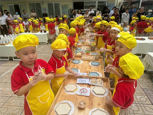 TỔ CHỨC CÁC HOẠT ĐỘNG CHÀO MỪNG NGÀY 20/11  Đầu bếp nhí 
