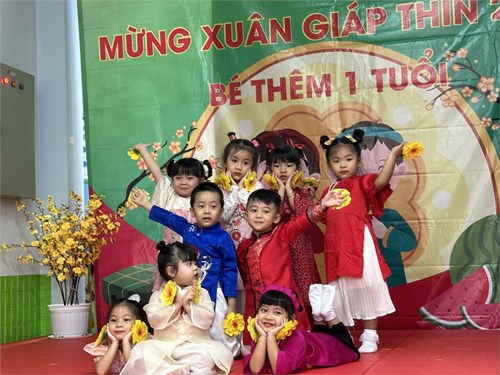 Bé mừng Xuân 2024 Giáp Thìn