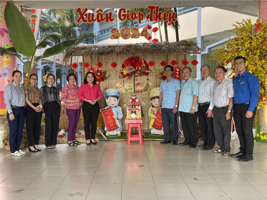 Đón lãnh đạo Đảng ủy - Ủy ban nhân dân - Ủy ban Mặt trận Tổ quốc Việt Nam Phường 1 chúc Tết trường