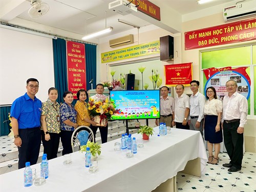 Đảng ủy - UBND - UBMTTQVN Phường 1 Quận 10 đến thăm trường nhân ngày Nhà giáo Việt Nam 20/11.