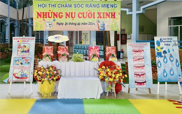 Sáng ngày 21 tháng 3 năm 2024, Trường Mầm non Phường 1 Quận 10, đã tổ chức Hội thi Chăm sóc răng miệng với chủ đề “Những nụ cười xinh” cho Khối Mẫu giáo 5 – 6 tuổi, qua buổi hội thi này giúp các bé biết vệ sinh răng miệng đúng cách sẽ loại bỏ các mảng bám và sự tích tụ của vi khuẩn trong khoang miệng một cách hiệu quả. Giúp phòng tránh nguy cơ gây mất răng như sâu răng, viêm nướu và viêm nha chu... Đặc biệt, chăm sóc răng miệng hàng ngày còn hạn chế tình trạng răng bị ố vàng do màu của thức ăn hàng ngày bám vào răng. Kết quả: Giải nhất: Lớp Lá 3; Giải nhì: Lớp Lá 2; Giải Khuyến khích: Lớp Lá 1; Lá 4.