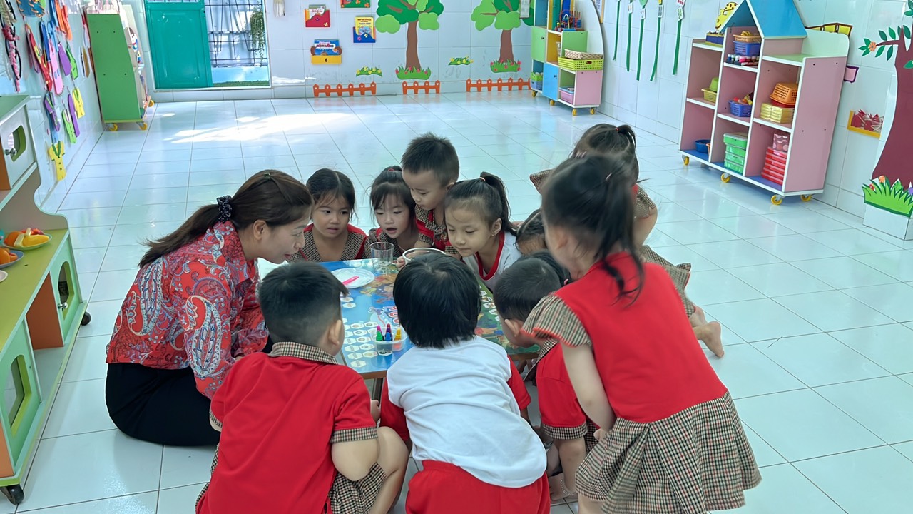 Hoạt động khám phá khoa học “Cơn mưa sắc màu”