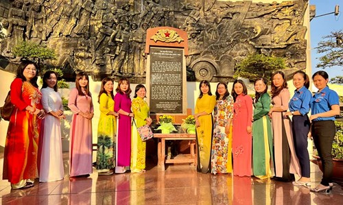 Chào mừng kỷ niệm 93 năm ngày thành lập Đảng Cộng sản Việt Nam (03/02/1930 - 03/02/2023). Cấp ủy, đảng viên Chi bộ, Công đoàn và Chi đoàn trường Mầm Non Phường 2 thắp hương và dâng hương tại bia tưởng niệm Vườn Lài  Phường 2 Quận 10