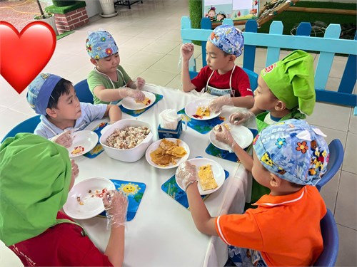 Trường mầm non Phường 3 tổ chức cho trẻ khối mẫu giáo 5-6 tuổi thực hiện hoạt động trải nghiệm làm  Trứng cuộn cơm  hưởng ứng Tuần lễ dinh dưỡng và phát triển.