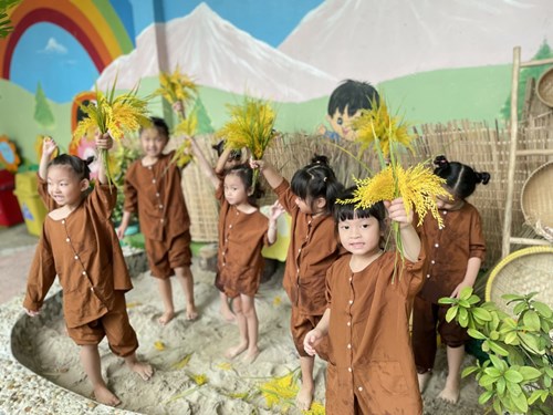 Các bé trường Mầm non Phường 3 tham gia hoạt động trải nghiệm  Bé về vườn  cùng nhau làm những bác nông dân đi cấy lúa, thu hoạch dưa hấu, khoai, bắt cá, nặn tò he