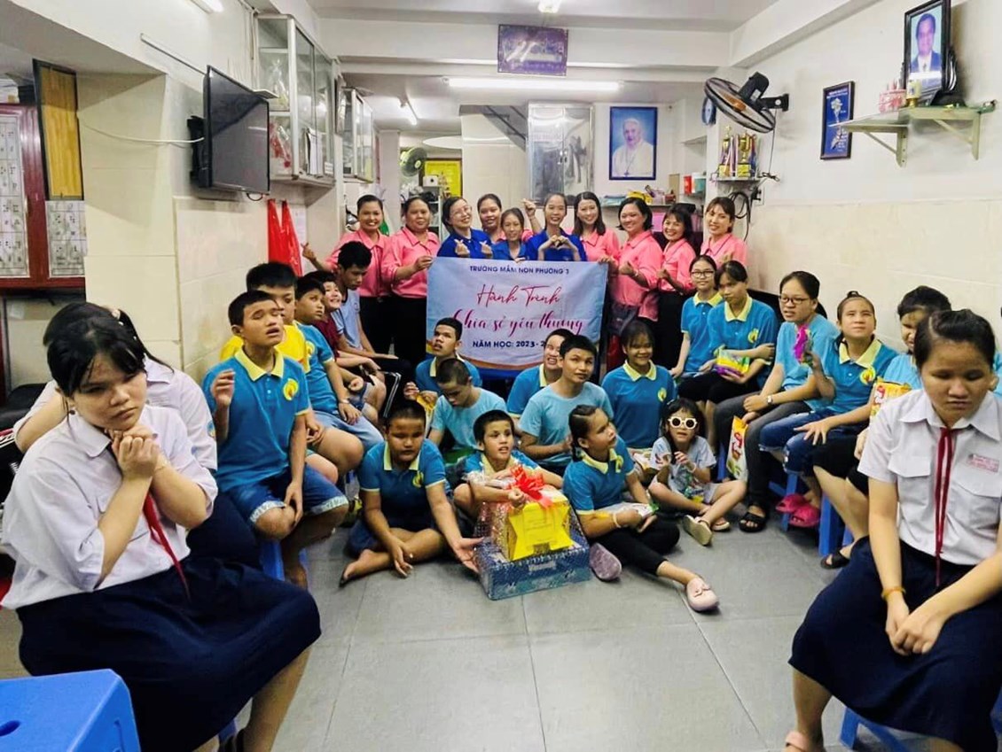 Công đoàn trường Mầm non Phường 3 chia sẻ yêu thương tại một mái ấm nhỏ trong địa bàn Quận 10 tại MÁI ẤM BỪNG SÁNG.
