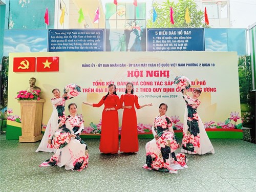 Trường Mầm non Phường 3 tham gia  Hội nghị Tổng kết đánh giá công tác sắp xếp khu phố trên địa bàn Phường 2 theo quy định của Trung Ương với tiết mục song ca  Hương sắc Việt Nam 