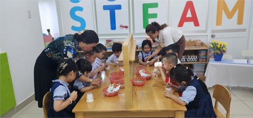 Hoạt động  làm đèn chiếu bóng  của các bé lớp chồi 1