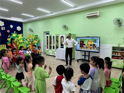 Hoạt động làm quen tiếng Anh của các bé khối mẫu giáo 4 - 5 tuổi