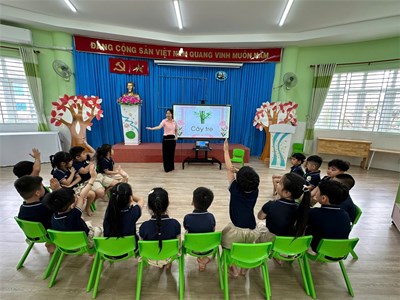 Hoạt động làm quen chữ viết của các bé lớp mẫu giáo 5 - 6 tuổi (Lá 2)
