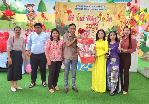 Đảng ủy - UBND Phường 7 tặng quà Tết trường MN Phường 7