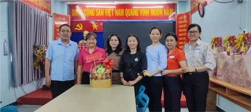 Trường MN Phường 7 thăm và tặng quà chúc mừng Đảng Ủy - UBND Phường 7