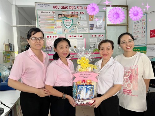 Chào mừng kỷ niệm 69 năm ngày Thầy thuốc Việt Nam (27/2/1955 – 27/02/2024); Trường Mầm Non Phường 7 đến thăm và tặng quà chúc mừng Trạm Y tế Phường 7.