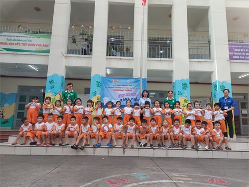 Các bé lớp Mẫu Giáo 5-6 tuổi tham quan trường Tiểu Học Trần Văn Kiểu.