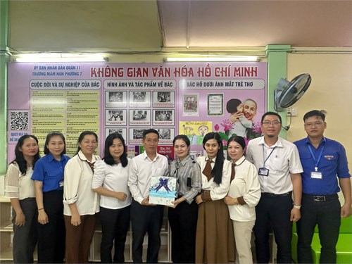 Nhân ngày 20/11 Đảng ủy- Ủy ban Nhân dân- Ủy ban Mặt trận Tổ quốc Phường 7 thăm và tặng quà cho Cán bộ giáo viên nhân viên trường mầm non Phường 7