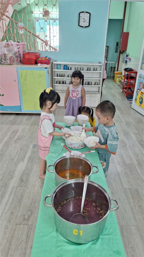 Giờ ăn của các bé tại trường