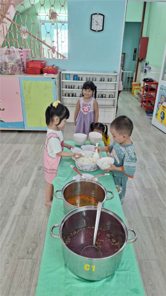 Giờ ăn của các bé tại trường