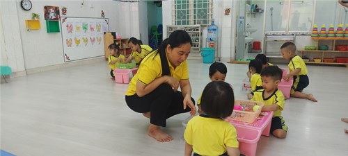 Hoạt động khám phá thí nghiệm  Vật chìm - Vật nổi  nhóm 25-36 tháng (1)