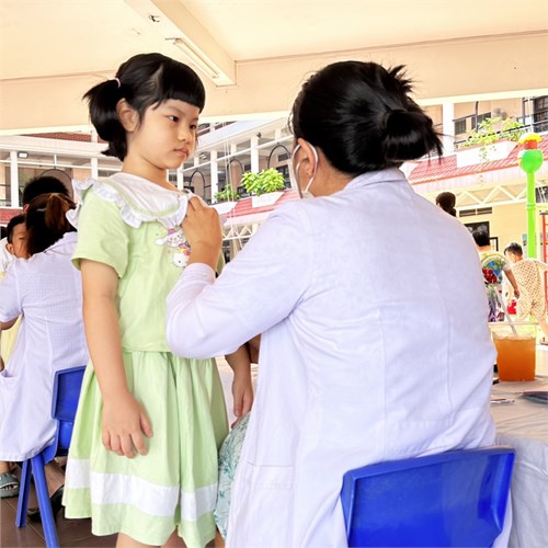 Khám sức khoẻ định kì cho bé