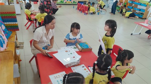 Giờ ăn khay - Lớp Chồi 3, năm học 2023-2024