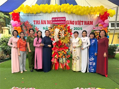 <a href="/hinh-anh-hoat-dong-le-hoi/ky-niem-42-nam-ngay-nha-giao-viet-nam-2011/ctfull/100270/707232">Kỷ niệm 42 năm ngày Nhà giáo Việt Nam 20/11</a>