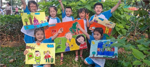 Các bé tham gia Hội thi  Nét vẽ xanh  cấp Quận lần thứ 27 năm học 2023-2024 do Trung tâm văn hóa – Thể thao - Phòng Giáo dục và Đào tạo Quận 6 phối hợp tổ chức với chủ đề “Thiếu nhi Thành phố Hồ Chí Minh với Bác Hồ kính yêu”.