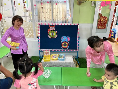 Trường MNRĐ5A đã tổ chức Hội chợ Xuân với các trò chơi dân gian cho các bé tham gia vui chơi.