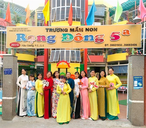 Tập thể Trường MN Rạng Đông 5A hưởng ứng theo Lễ hội Áo dài Thành phố.