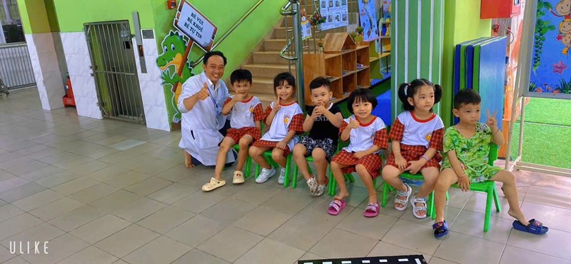 Nhà trường phối hợp với Trạm y tế Phường 6 tổ chức tiêm ngừa Sởi cho các bé chưa đủ số mũi tại trường.