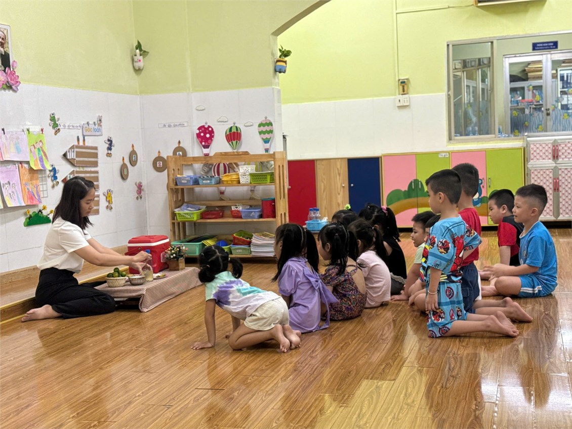 Bé 4-5 tuổi tham gia hoạt động tập làm nước tắc.