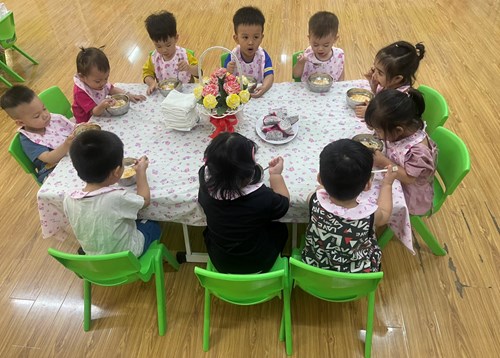 Giờ ăn của trẻ nhà trẻ.