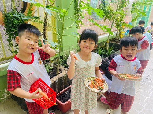 Bé  hoạt động với thiên nhiên
