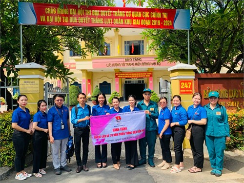 Cô Đỗ Thị Huyền - giáo viên, Bí thư Chi đoàn; cô Lê Nguyễn Thùy Linh - giáo viên, Đoàn viên Chi đoàn Trường Mầm non Rạng Đông Quận 6 tham gia Hành trình  Thành phố tôi yêu  nhằm chào mừng kỷ niệm 70 năm chiến thắng Điện Biên Phủ (07/5/1954 - 07/5/2024); Kỷ niệm 134 năm Ngày sinh Chủ tịch Hồ Chí Minh (19/5/1890 - 19/5/2024).