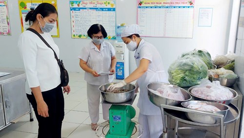 Phụ huynh học sinh trường Mầm non Rạng Đông Quận 6 năm học 2024 - 2025 giám sát giao nhận thực phẩm, quy trình chế biến, lưu mẫu thức ăn.