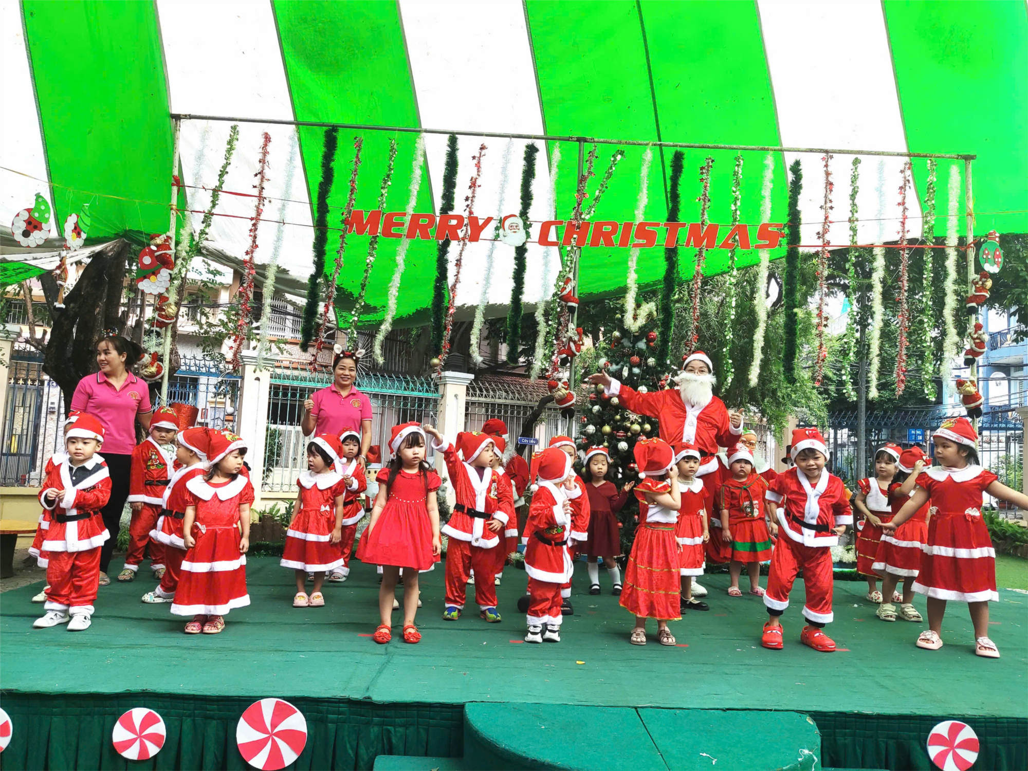 Trường Mầm non Rạng Đông Quận 6 đã tổ chức hoạt động  Bé vui đón Noel  cho các bé năm học 2024 - 2025.