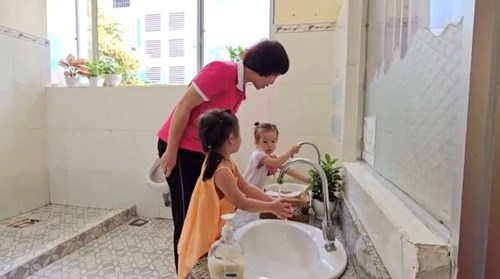 Video clip  Cô hướng dẫn trẻ 24 - 36 tháng tự rửa tay .