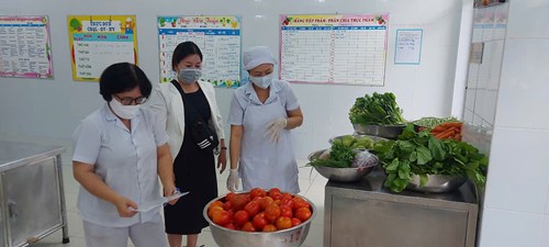 Ban đại diện Cha mẹ học sinh trường Mầm non Rạng Đông Quận 6 năm học 2024 - 2025 giám sát giao nhận thực phẩm, quy trình chế biến, lưu mẫu thức ăn.